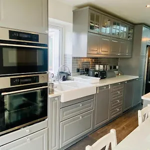 Hameway House- Stunning 4 Bedroom House With A Spacious Kitchen Holiday home London